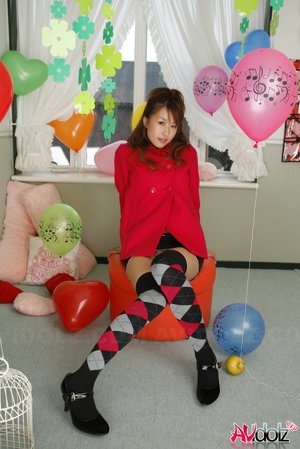 AV Idolz invites you to browse their free pics with Ryo Takizawa unveiling hot shape