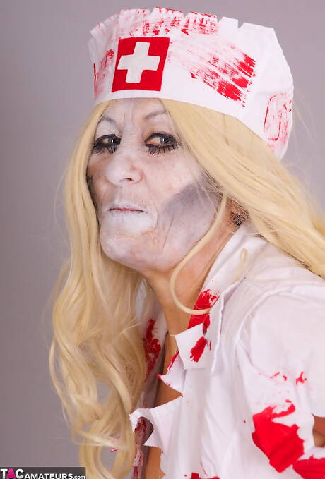 TAC Amateurs invites you to browse their free pics with Savana showing amazing shape